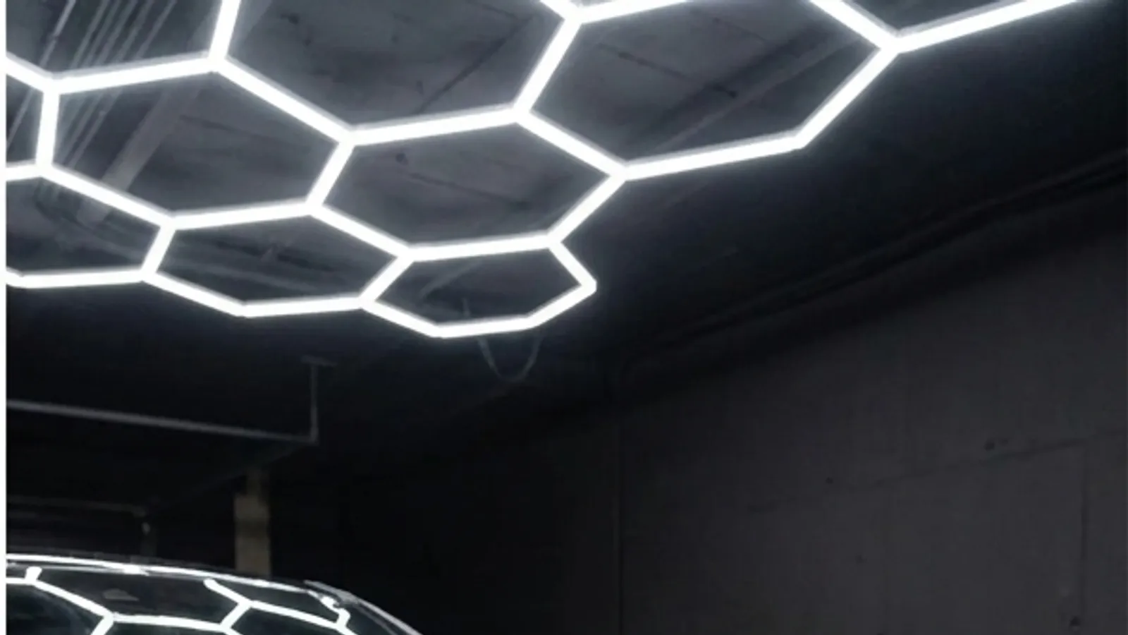 Aplicación de Ceramic Coating sobre la pintura de un coche protegido con PPF