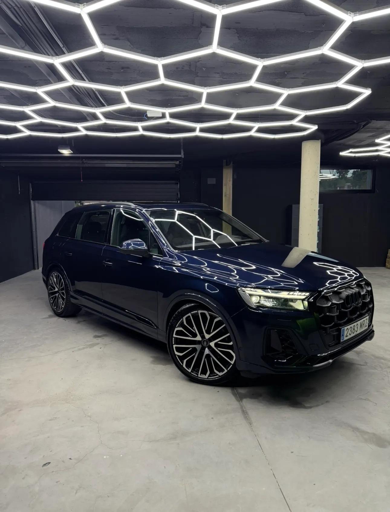 Exterior de un Audi SQ7 después — brillo profundo y reflectante