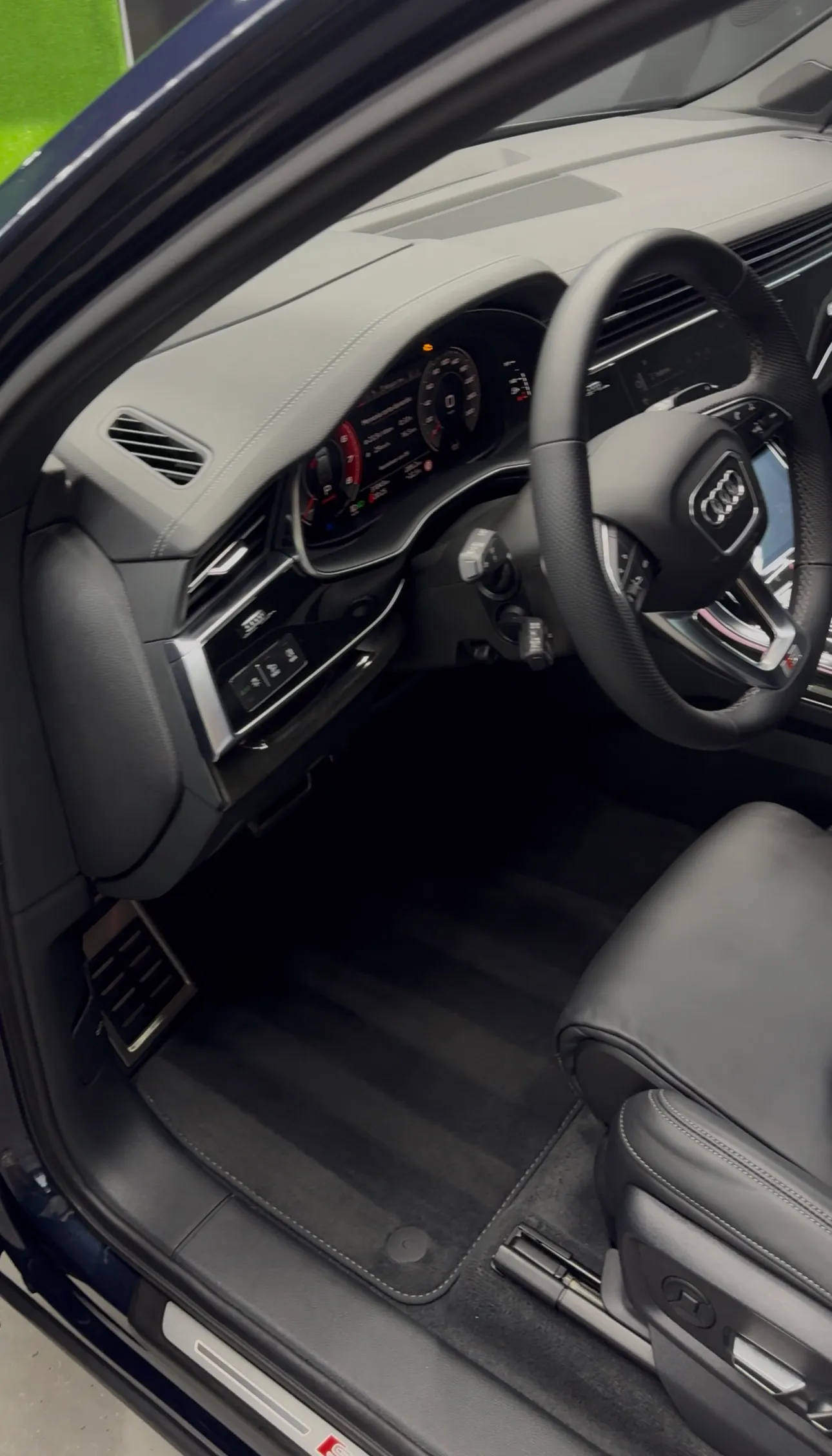 Interior de un Audi SQ7 después — habitáculo limpiado a vapor y acondicionado