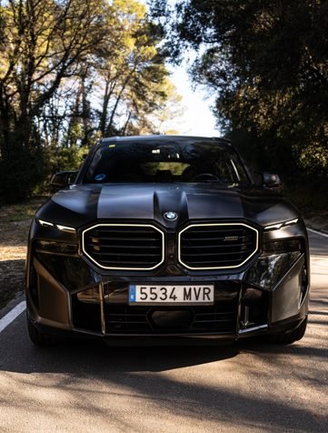 BMW XM front with illuminated kidney grille head-on