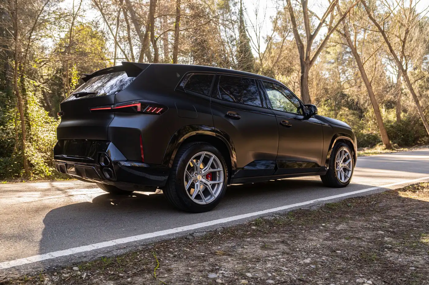 BMW XM después — Car Wrap negro satinado SERRES